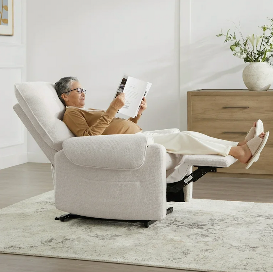 How to Choose a Recliner Sofa for Elderly Family Members